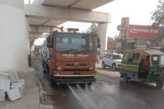 Air Pollution: Ghaziabad Municipal Corporation is spraying water using machines IMAGE CREDIT TO NAGAR NIGAM