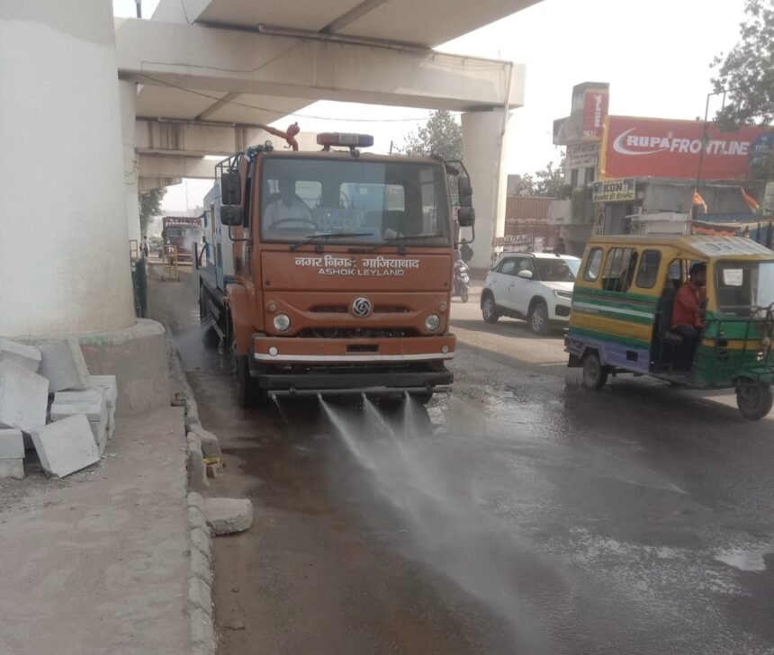 Air Pollution: Ghaziabad Municipal Corporation is spraying water using machines IMAGE CREDIT TO NAGAR NIGAM