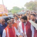 Dr. Dinesh Sharma unveiled the statue of former MP Rajnarayan Budholiya and targeted Rahul Gandhi IMAGE CREDIT TO REPORTER