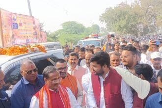 Dr. Dinesh Sharma unveiled the statue of former MP Rajnarayan Budholiya and targeted Rahul Gandhi IMAGE CREDIT TO REPORTER