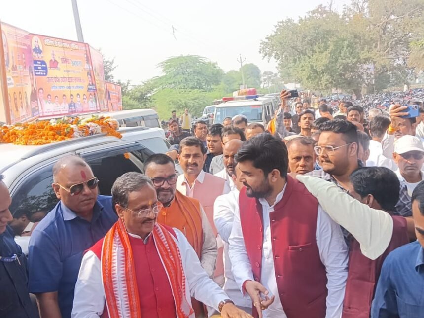 Dr. Dinesh Sharma unveiled the statue of former MP Rajnarayan Budholiya and targeted Rahul Gandhi IMAGE CREDIT TO REPORTER