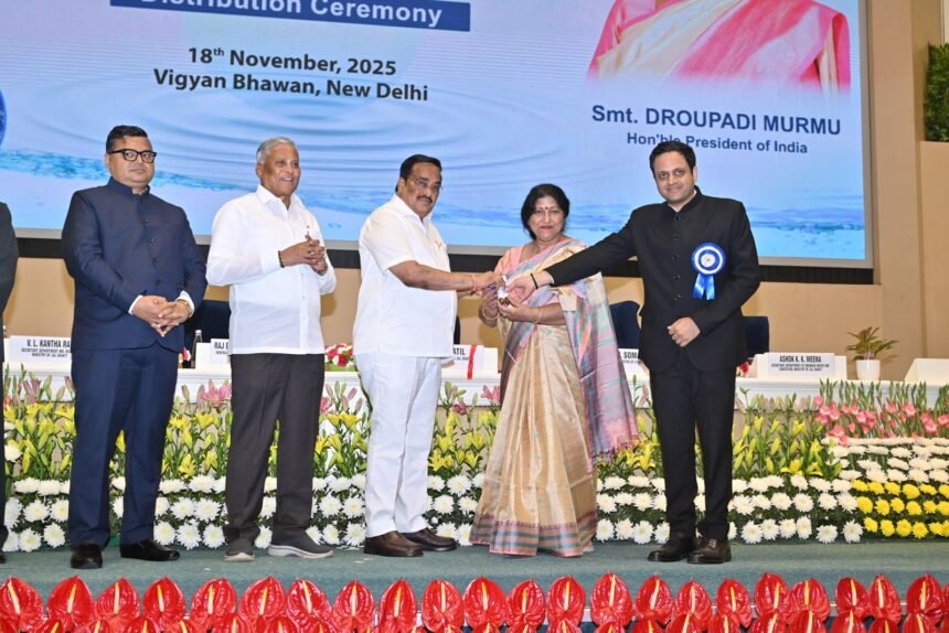 Ghaziabad Municipal Corporation shines once again; the Mayor and Municipal Commissioner have been honored IMAGE CREDIT TO NAGAR NIGAM