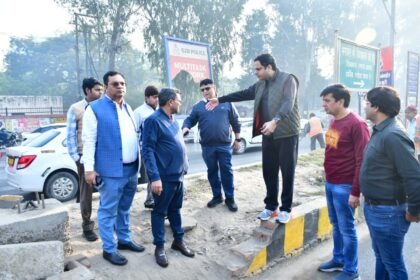 The Municipal Commissioner took stock of the mega campaign on the streets and ordered dust-freeing measures IMAGE CREDIT TO NAGAR NIGAM