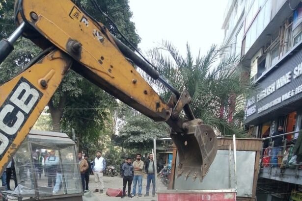 In Indirapuram, the municipal corporation’s bulldozer was used against those spreading air pollution IMAGE CREDIT TO NAGAR NIGAM