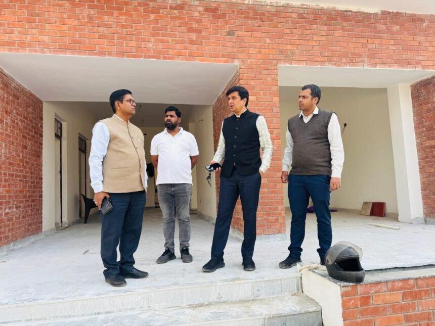 Animal Birth Control Center of the Municipal Corporation will soon start in Vijayanagar; officials conducted an inspection IMAGE CREDIT TO NAGAR NIGAM