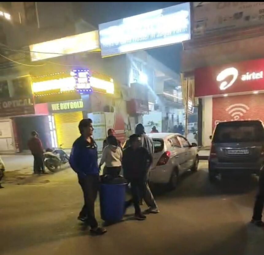 In Greater Noida markets, garbage collection will now take place at night as well, bringing a major improvement in cleanliness management IMAGE CREDIT TO AUTHORITY