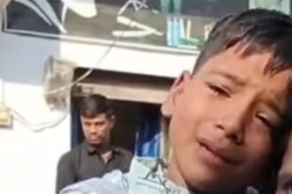 Chaos erupted after a student’s finger got caught while playing at school; mother locked the school gate in protest IMAGE CREDIT TO REPORTER