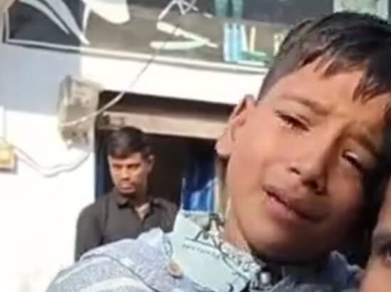 Chaos erupted after a student’s finger got caught while playing at school; mother locked the school gate in protest IMAGE CREDIT TO REPORTER