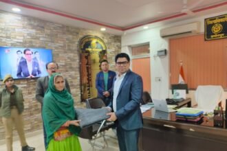 District Magistrate Ghanshyam Meena distributed blankets to elderly complainants, demonstrating a sensitive administrative approach IMAGE CREDIT TO INFORMATION DEPARTMENT