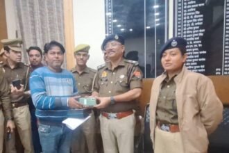 Ghaziabad Rural Zone police recovered mobile phones worth crores and returned them to their owners IMAGE CREDIT TO POLICE