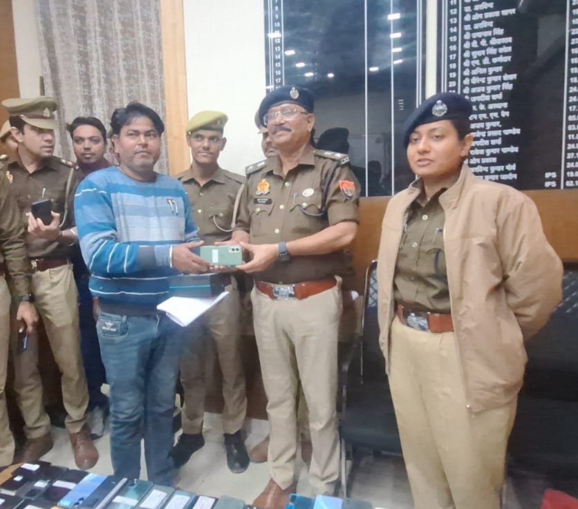Ghaziabad Rural Zone police recovered mobile phones worth crores and returned them to their owners IMAGE CREDIT TO POLICE
