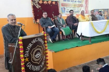 Meritorious Students Awarded at DAV Senior Secondary School No. 1, Gandhinagar for Half-Yearly Exams IMAGE CREDIT TO SCHOOL