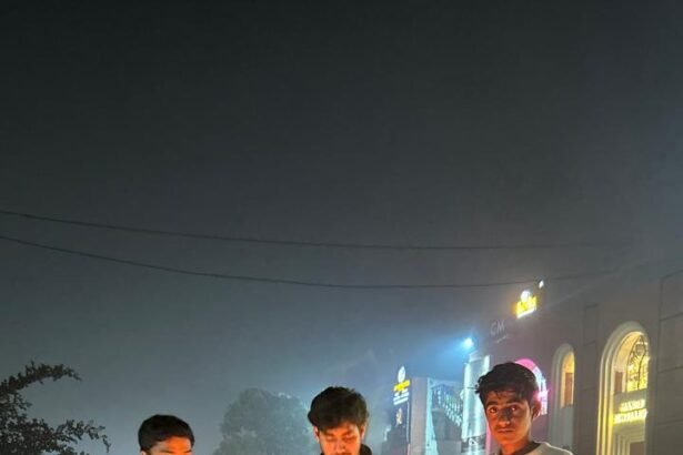 Bonfires Arranged at 19 Locations in Greater Noida to Provide Relief from Cold IMAGE CREDIT TO AUTHORITY