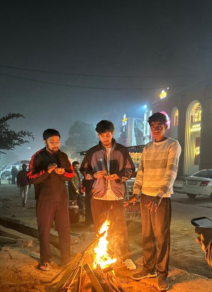 Bonfires Arranged at 19 Locations in Greater Noida to Provide Relief from Cold IMAGE CREDIT TO AUTHORITY