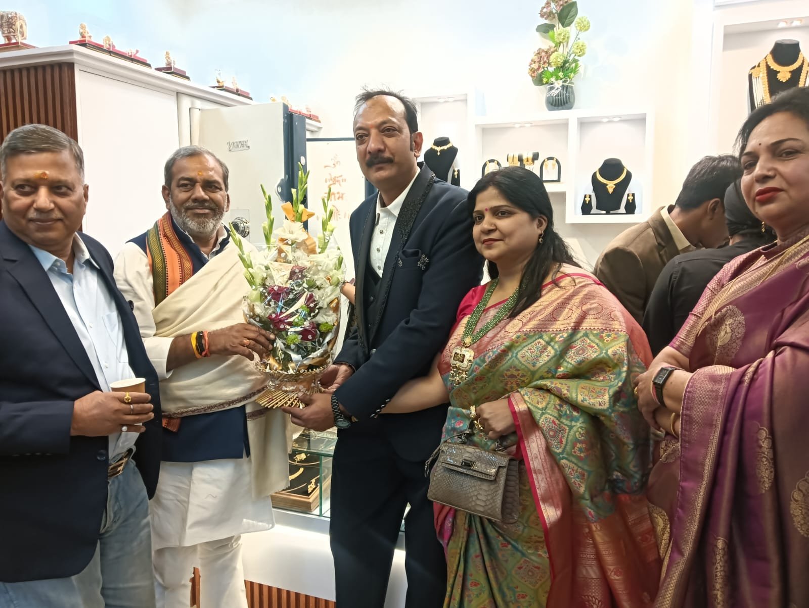 Inauguration of new establishment of Jindal Jewelers in Meerut, BJP public representatives extended best wishes IMAGE CREDIT TO ज्वेलर्स