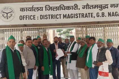 A memorandum was submitted to the DM against the transfer of electricity office in Jewar IMAGE CREDIT TO भारतीय किसान यूनियन यूनिक