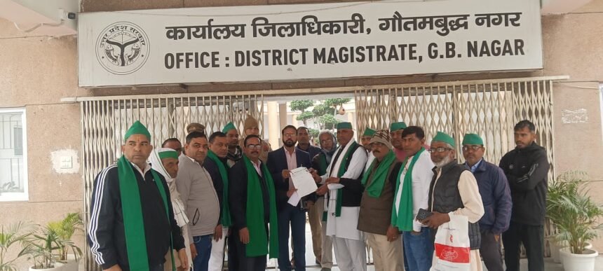 A memorandum was submitted to the DM against the transfer of electricity office in Jewar IMAGE CREDIT TO भारतीय किसान यूनियन यूनिक