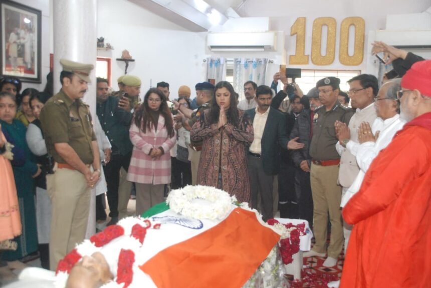 Statue of Unity chief architect Ram Vanji Sutar passes away, administration and police officials pay tribute at his residence IMAGE CREDIT TO INFORMATION DEPARTMENT