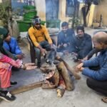 Ghaziabad Municipal Corporation arranging bonfire for destitute, wood poured in 60 public places IMAGE CREDIT TO NAGAR NIGAM