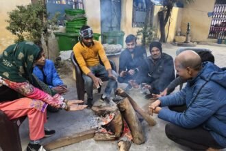 Ghaziabad Municipal Corporation arranging bonfire for destitute, wood poured in 60 public places IMAGE CREDIT TO NAGAR NIGAM