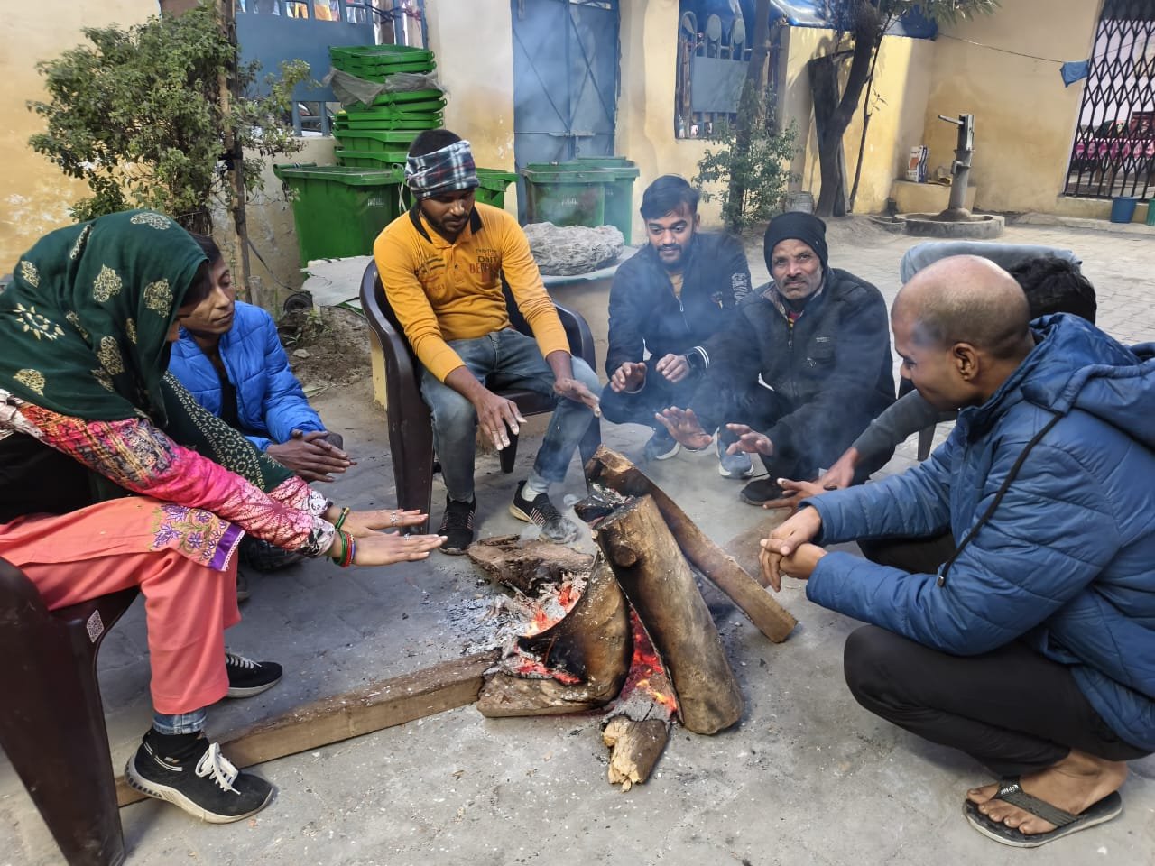 Ghaziabad Municipal Corporation arranging bonfire for destitute, wood poured in 60 public places IMAGE CREDIT TO NAGAR NIGAM