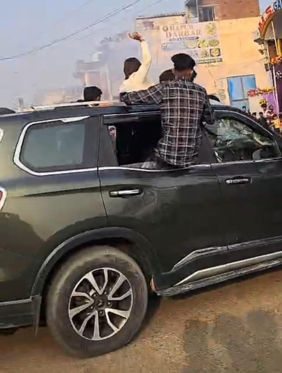 Dangerous stunt orgy in the middle of the road, traffic police crackdown on viral video, fine of 31 thousand rupees IMAGE CREDIR TO REPORTER