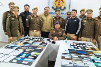 Ghaziabad Nagar Zone Police again recovered a huge consignment of mobile phones, reward of Rs 25 thousand to the team IMAGE CREDIT TO POLICE