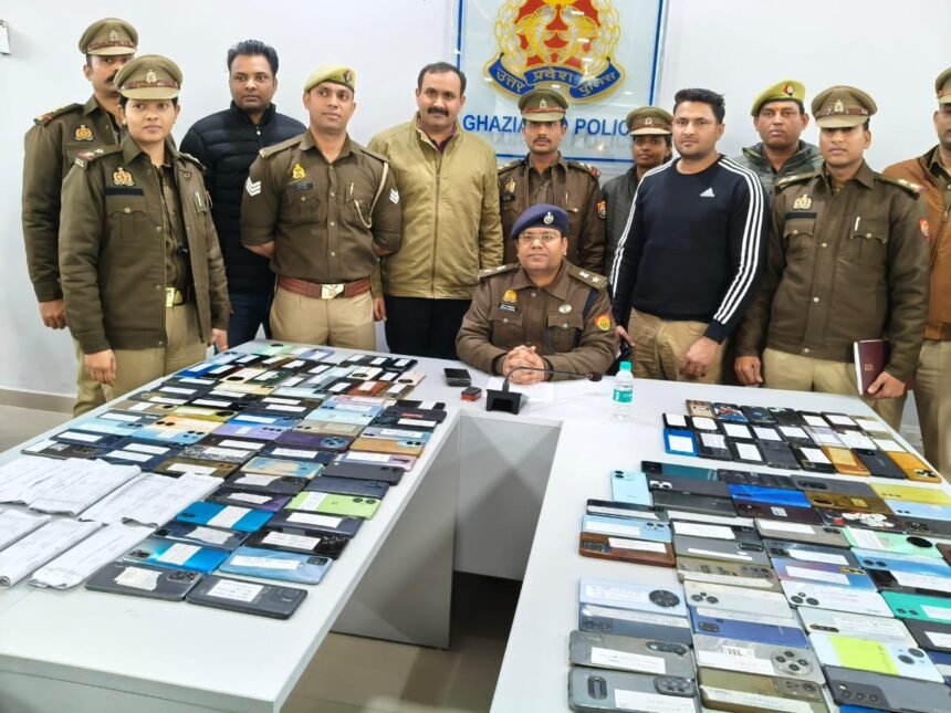 Ghaziabad Nagar Zone Police again recovered a huge consignment of mobile phones, reward of Rs 25 thousand to the team IMAGE CREDIT TO POLICE