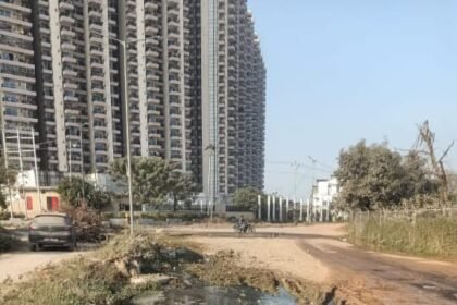 Residents of Gaur City Society troubled due to lack of basic facilities, ultimatum to take refuge in the court IMAGE CREDIT TO REPORTER