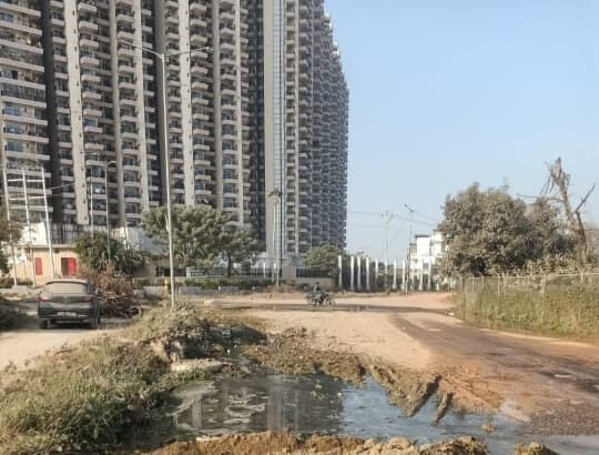 Residents of Gaur City Society troubled due to lack of basic facilities, ultimatum to take refuge in the court IMAGE CREDIT TO REPORTER
