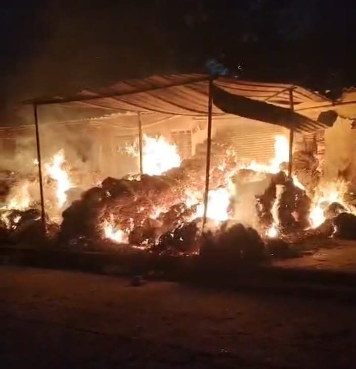 Fire breaking the silence of the night in Naveen Mandi, three shops including gunny warehouse burnt to ashes, loss worth lakhs IMAGE CREDIT TO REPORTER