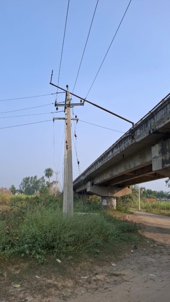 उच्च क्षमता विद्युत लाइन के पास टूटा खंभा बना जानलेवा खतरा, जिम्मेदारी से बचता दिखा विद्युत विभाग 2 WhatsApp Image 2025 12 18 at 7.42.38 PM 13