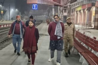 Administration active at night in severe cold, two women officers took to the streets IMAGE CREDIT TO INFORMATION DEPARTMENT