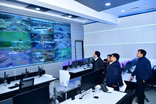 Municipal Commissioner took trial of the works in ITMS control room IMAGE CREDIT TO NAGAR NIGAM