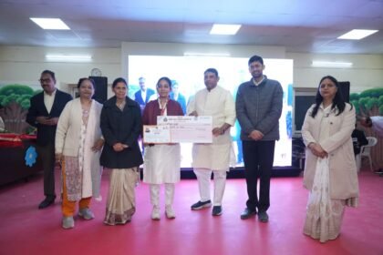 Atal Bihari Vajpayee Birthday: Awarded to students in Government Girls Inter College IMAGE CREDIT TO कॉलेज