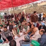 Farmers staged a massive protest at the Simbhavali Sugar Mill gate; the "Beating the Drum, Exposing the Truth" campaign proved effective IMAGE CREDIT TO संयुक्त किसान मोर्चा