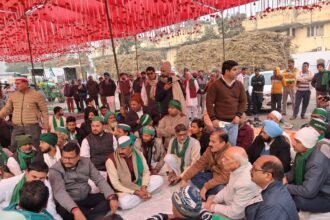 Farmers staged a massive protest at the Simbhavali Sugar Mill gate; the "Beating the Drum, Exposing the Truth" campaign proved effective IMAGE CREDIT TO संयुक्त किसान मोर्चा