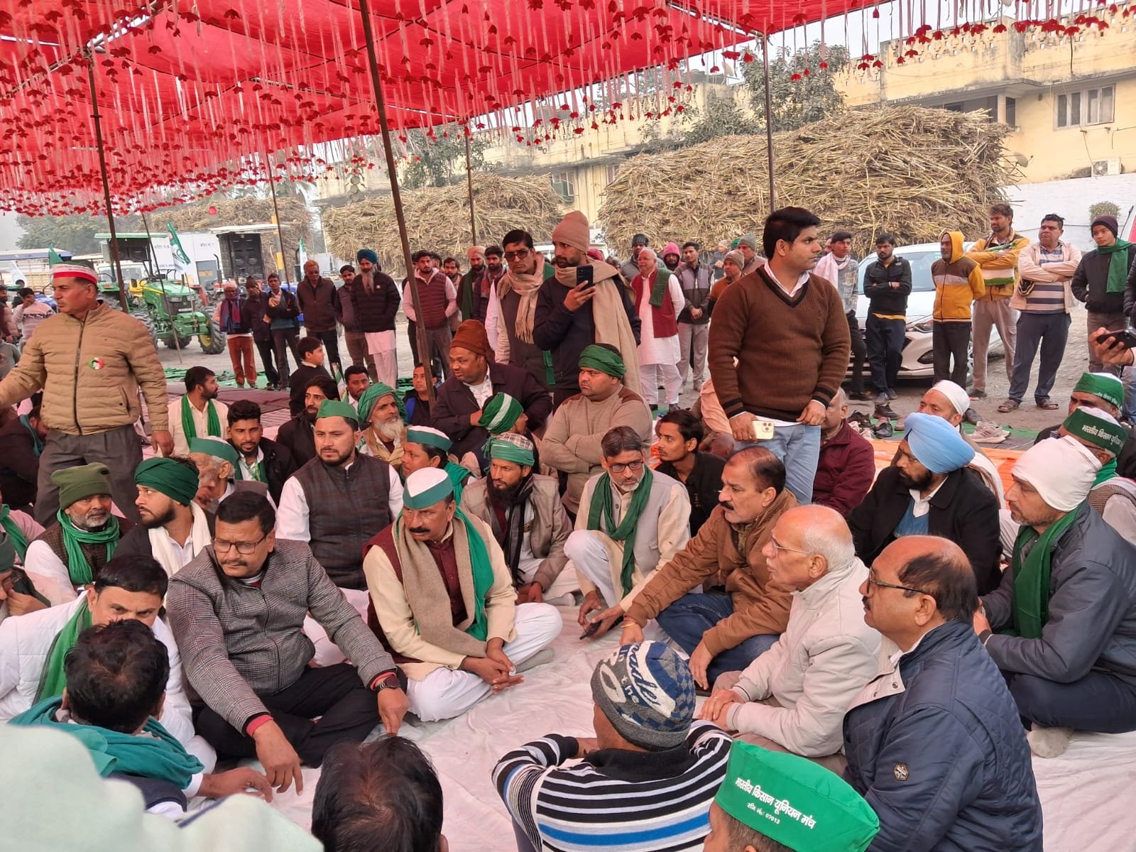 Farmers staged a massive protest at the Simbhavali Sugar Mill gate; the "Beating the Drum, Exposing the Truth" campaign proved effective IMAGE CREDIT TO संयुक्त किसान मोर्चा