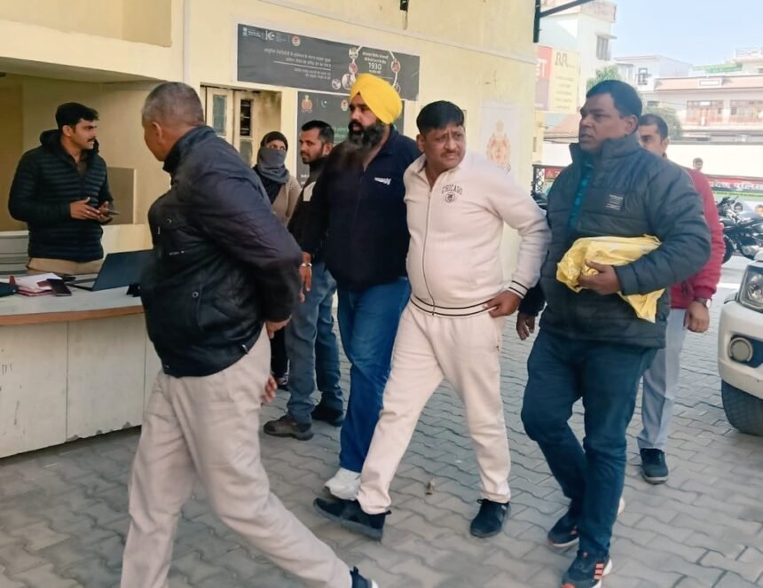 The black game of bribery exposed in Hapur, Inspector Mahendra Singh arrested by the anti-corruption team IMAGE CREDIT TO POLICE
