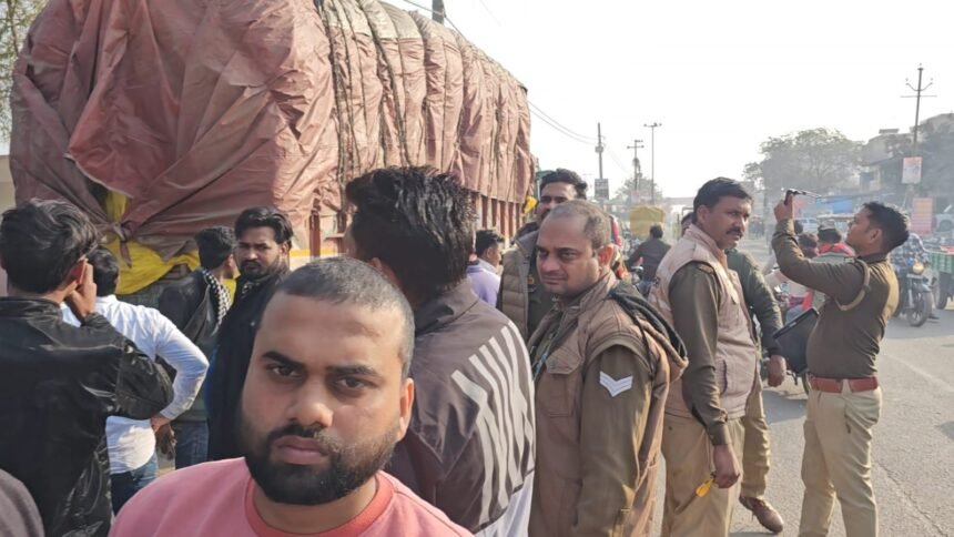 Cow protection team angry over catching a truck full of dead animal remains, police took charge IMAGE CREDIT TO POLICE