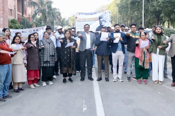 ‘Swadeshi Sankalp Run’ on Swami Vivekananda Jayanti at Sharda University, message of self-reliant India IMAGE CREDIT TO यूनिवर्सिटी