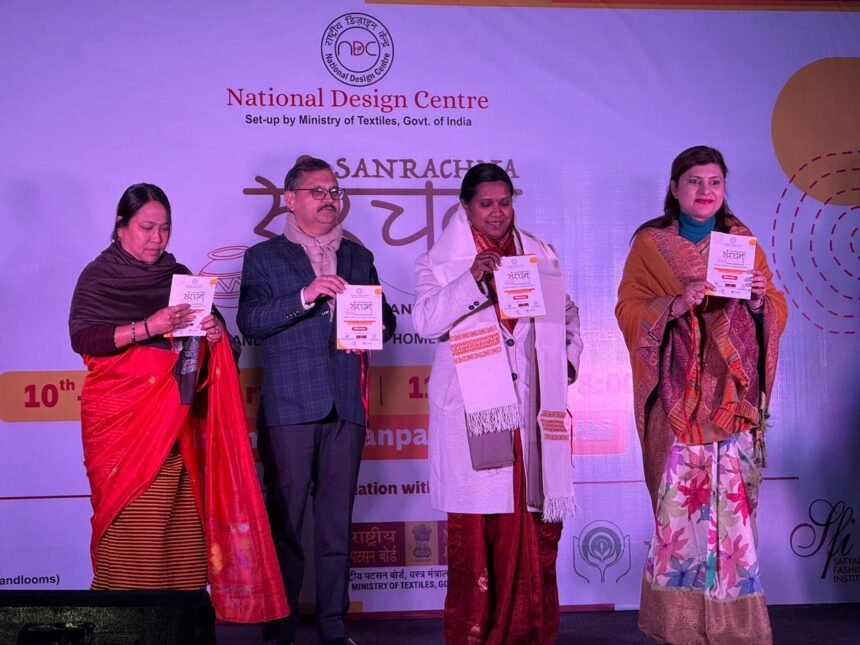 Development Commissioner (Handlooms) visited the Sanrakshan Expo, a new platform for Indian weaving heritage IMAGE CREDIT TO मंत्रालय