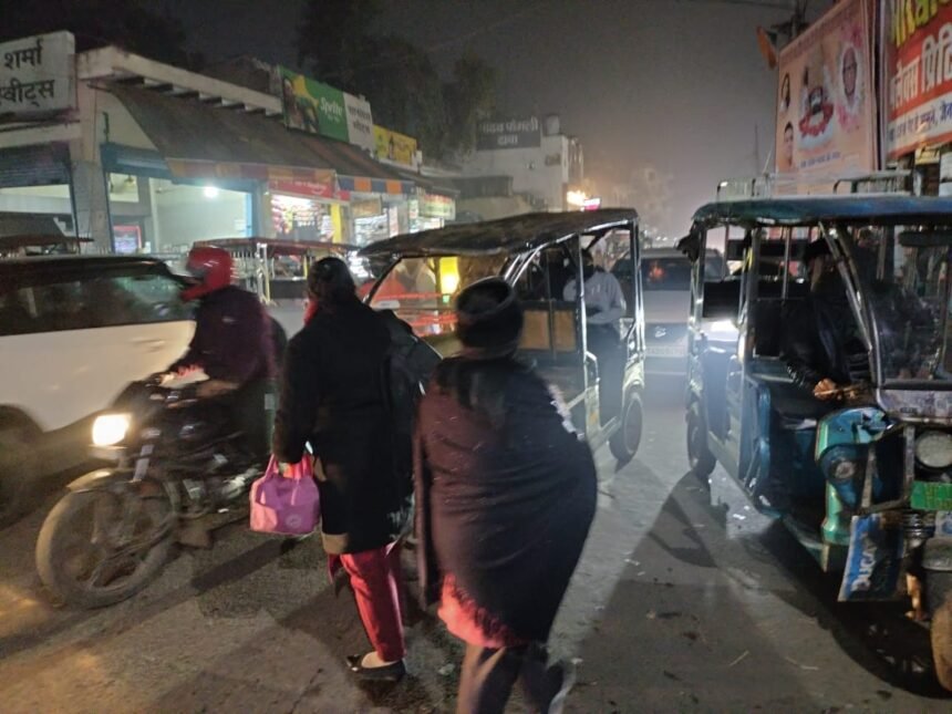 E-rickshaw jam on main roads boils down to traders, Industry Trade Board warns administration IMAGE CREDIT TO REPORTER