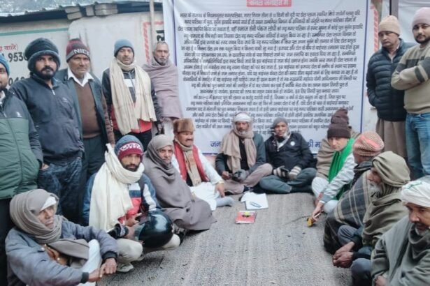 The protest demanding the removal of toll from the city limits continued for the 26th day, with social and political organizations coming out in support. IMAGE CREDIT TO REPORTER