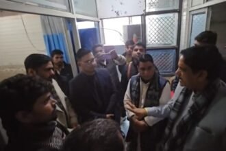 A house in Mohan Nagar caught fire, the fire department brought the fire under control. IMAGE CREDIT TO दमकल विभाग