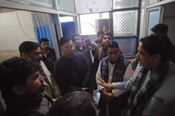 A house in Mohan Nagar caught fire, the fire department brought the fire under control. IMAGE CREDIT TO दमकल विभाग