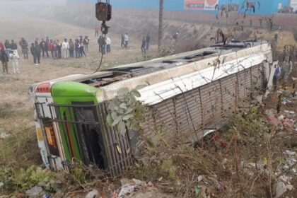 Dense fog puts road safety to the test, leading to a major accident as an auto-rickshaw and a bus collide on the highway. IMAGE CREDIT TO POLICE