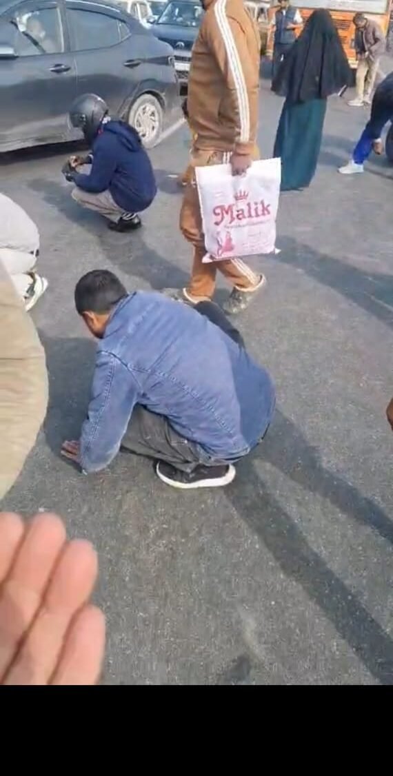 There was chaos on the bypass due to falling of suspicious white metal, people kept gathering, traffic came to a standstill IMAGE CREDIT TO REPORTER