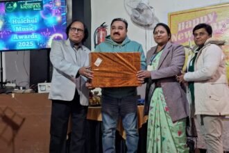 Khushi Gupta honored with Best Singer at Hustle Music Award 2025 IMAGE CREDIT TO हलचल म्यूजिकल सोसाइटी