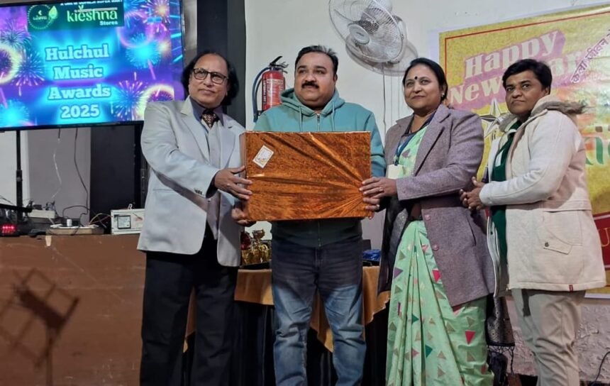 Khushi Gupta honored with Best Singer at Hustle Music Award 2025 IMAGE CREDIT TO हलचल म्यूजिकल सोसाइटी